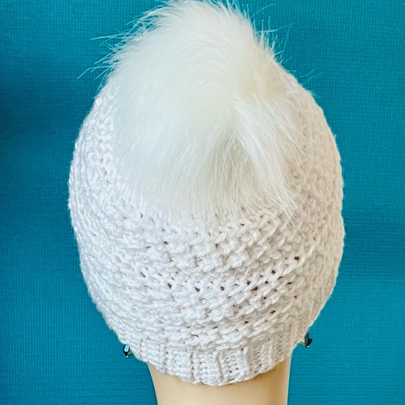 White beanie with faux fur pompom and matching fingerless gloves - Picture 2 of 4